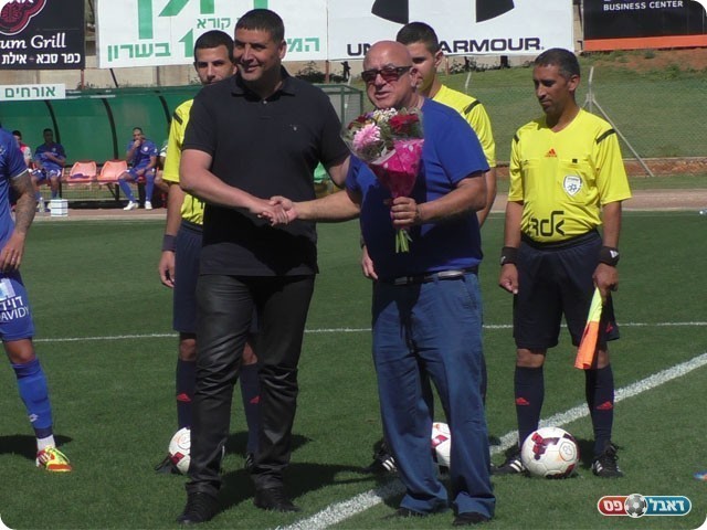 הטקס בפתיחה. זנפט מעניק פרחים ליובל נעים (שקד מורג)